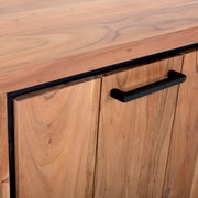 Nahaufnahme eines Sideboards aus Holz mit schwarzem Griff, Perspektive von oben.