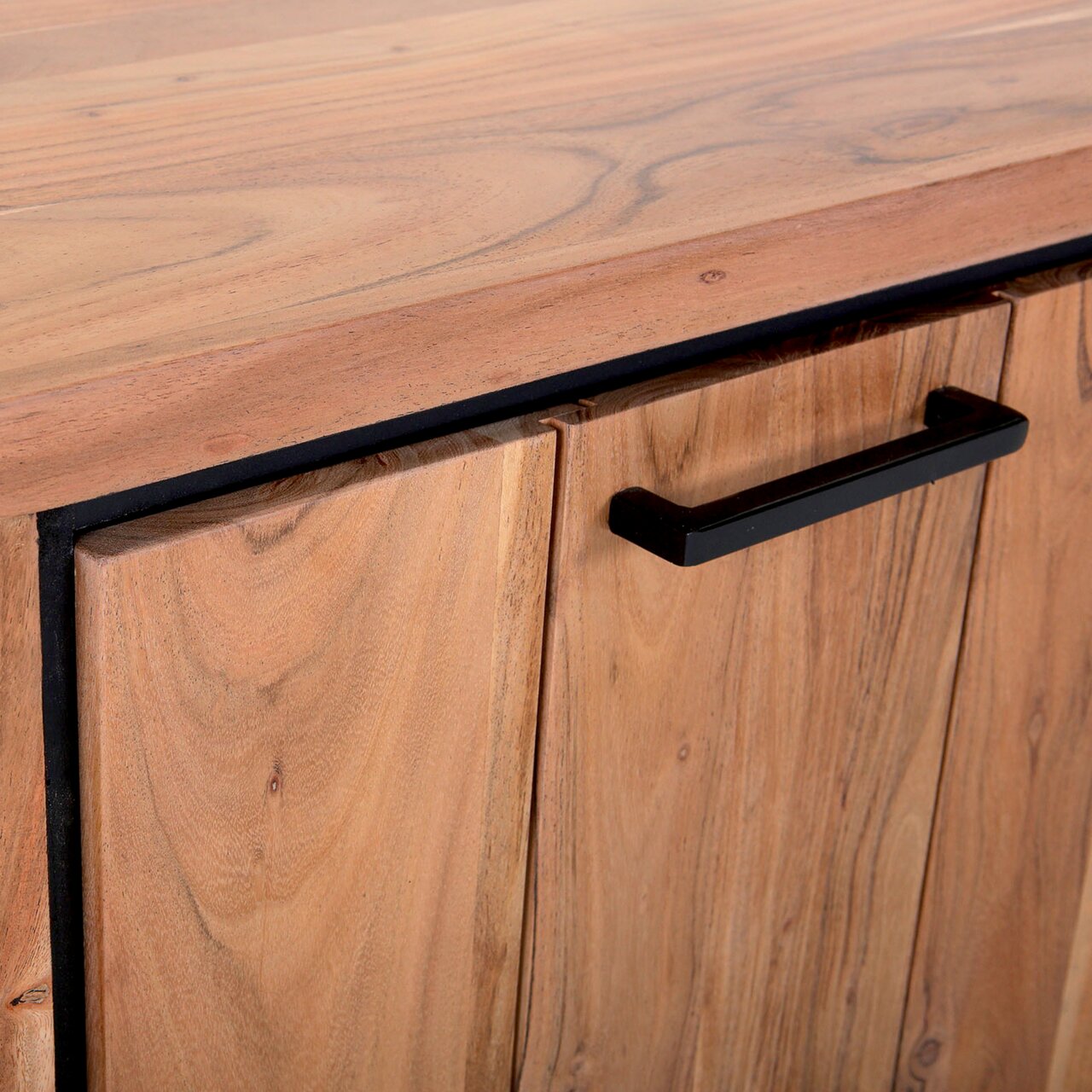 Nahaufnahme eines Sideboards aus Holz mit schwarzem Griff, Perspektive von oben.