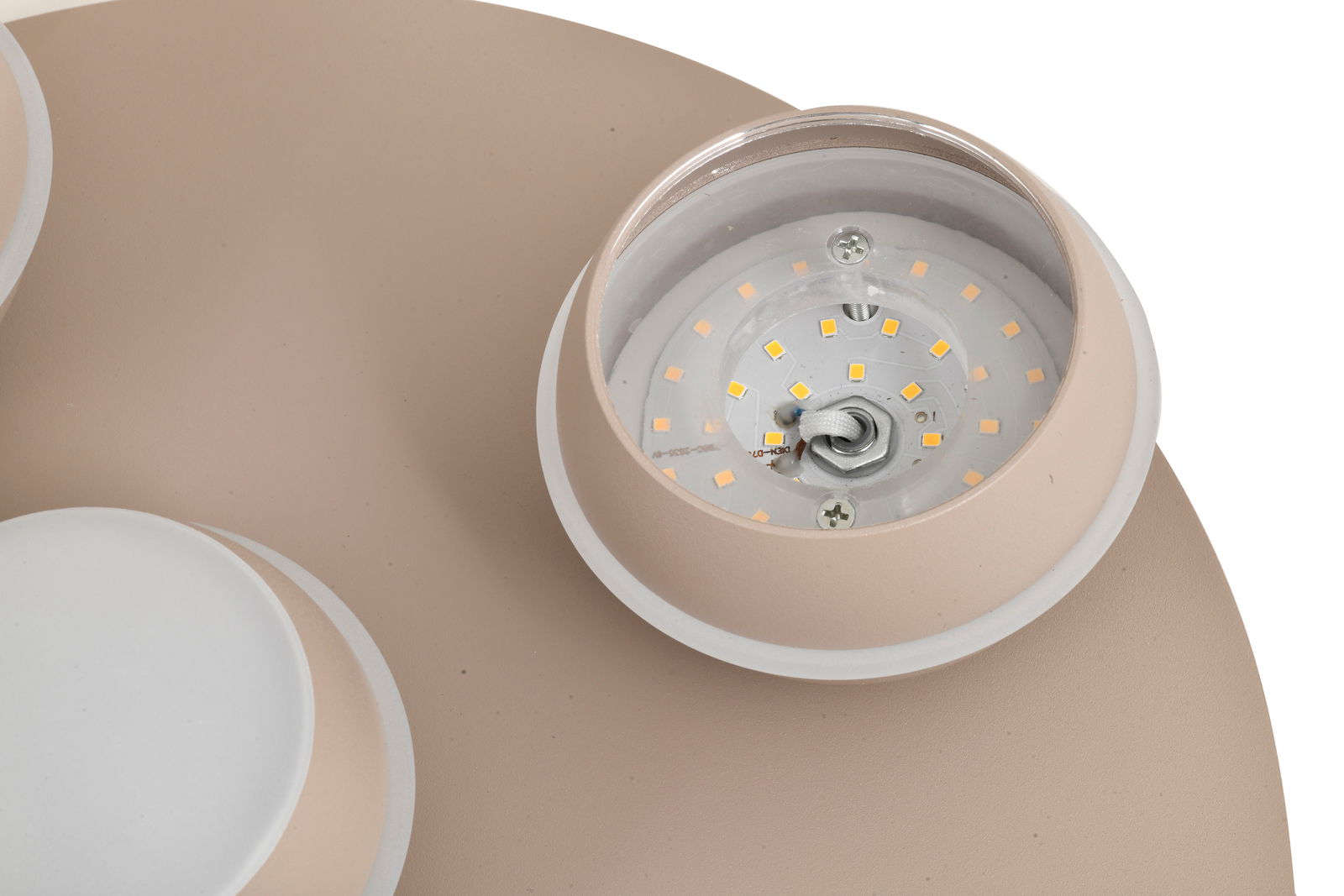 Nahaufnahme einer LED-Deckenleuchte in beige mit sichtbaren LED-Dioden und moderner Gestaltung.