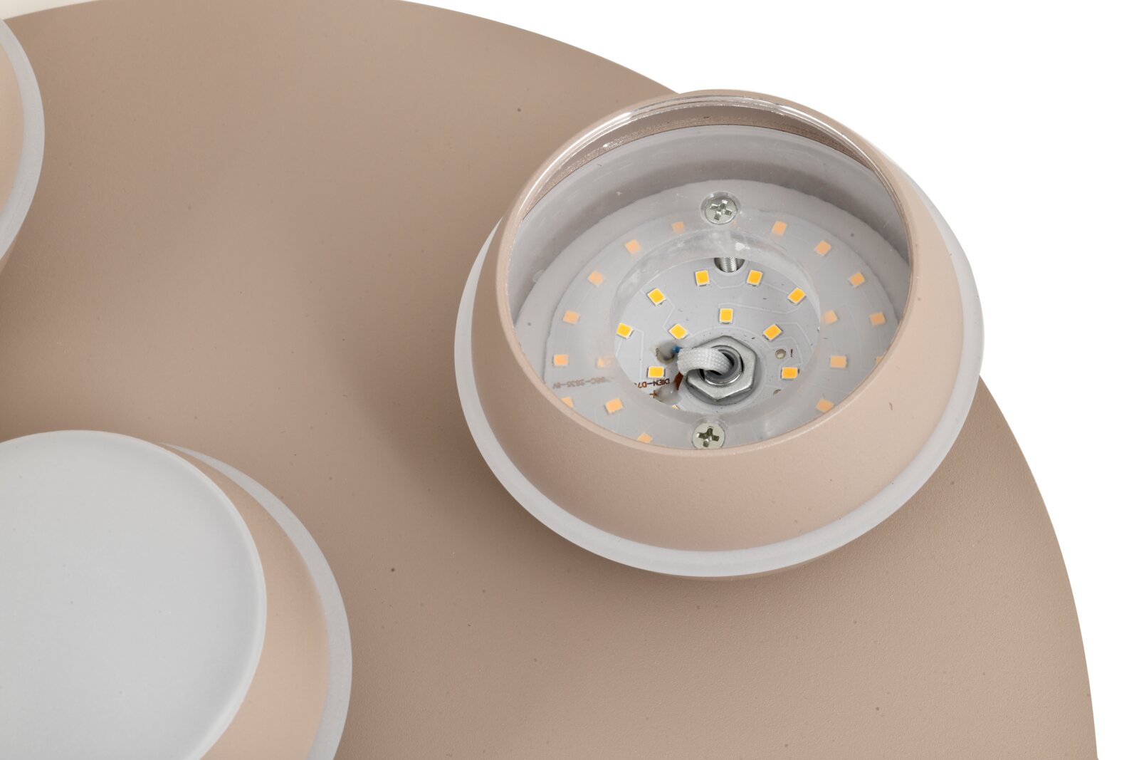 Close-up van een beige led-plafondlamp met zichtbare led-lampjes en een modern ontwerp.