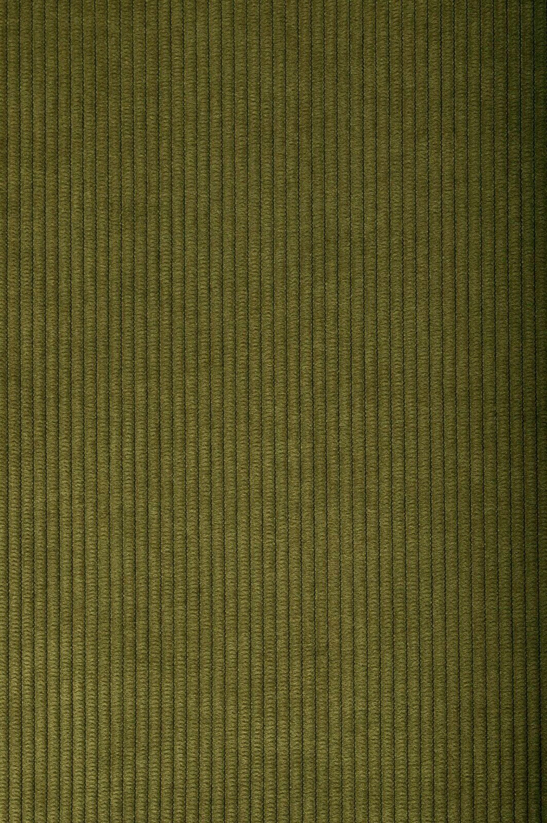 Nahaufnahme eines olivgrünen, gerippten Stoffes in vertikaler Perspektive