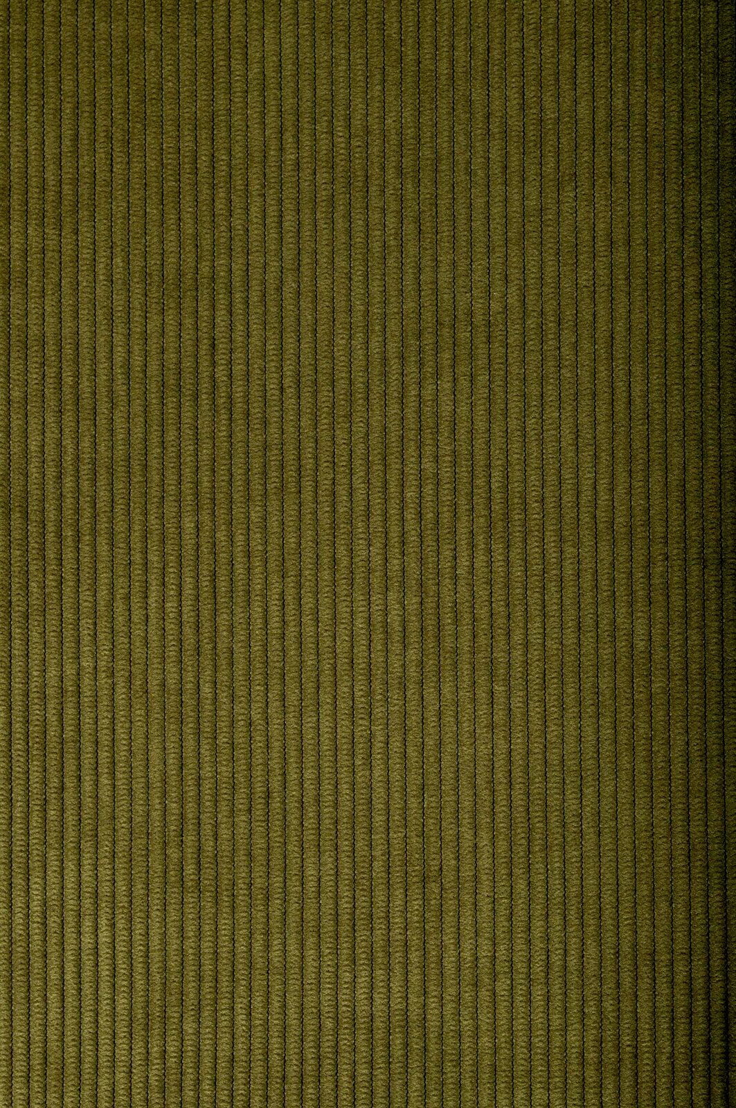 Nahaufnahme eines olivgrünen, gerippten Stoffes in vertikaler Perspektive