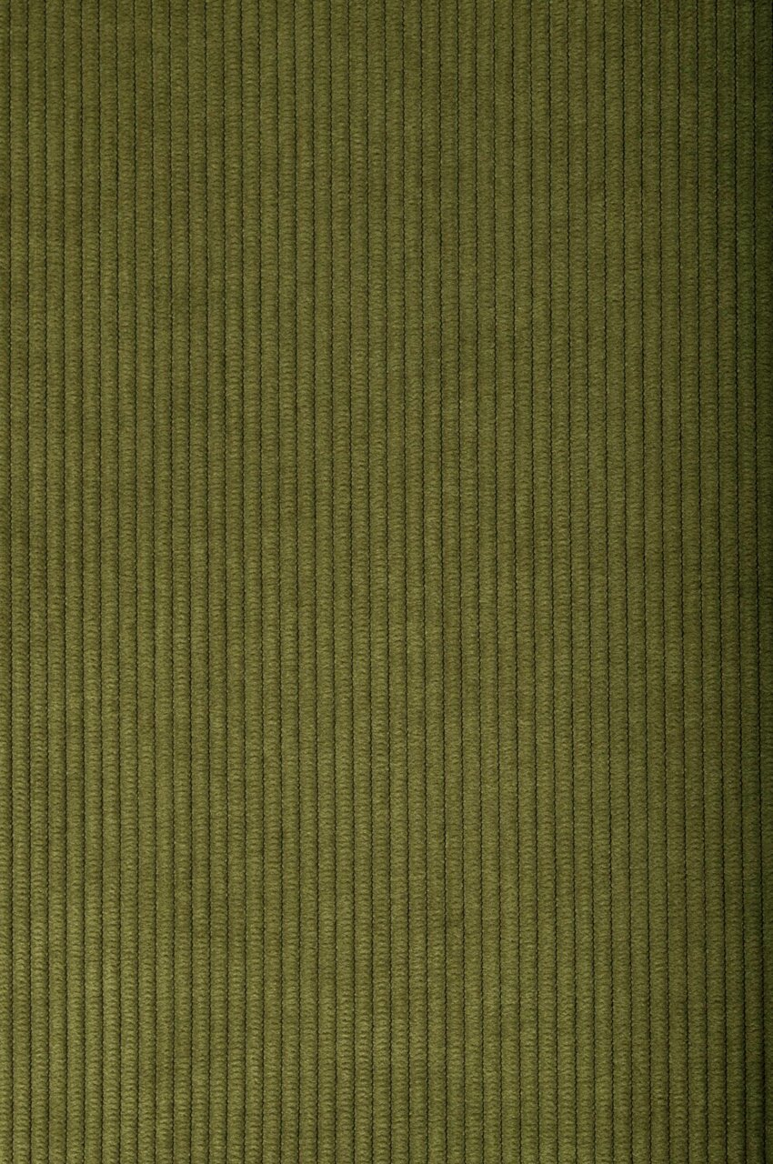 Nahaufnahme eines olivgrünen, gerippten Stoffes in vertikaler Perspektive