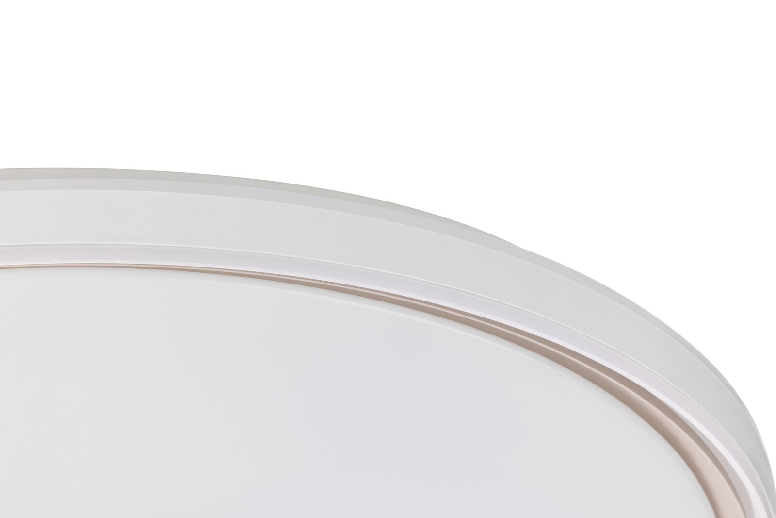 Close-up van een witte ronde plafondlamp/LED-plafonnière met afgeronde rand, gefotografeerd schuin van boven (detailperspectief).