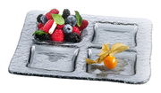 Rechteckige Servierschale aus Glas mit vier Fächern, gefüllt mit frischen Beeren und Physalis, aus der Vogelperspektive.