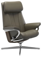 Moderner Einzelsessel aus Leder in Olivgrün mit verchromtem Drehfuß, seitliche Perspektive