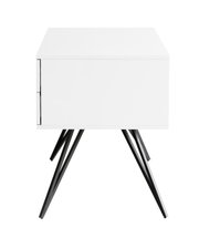 Modern wit bureau met zwarte metalen poten, vooraanzicht