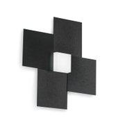 Moderne geometrische Wandleuchte mit vier überkreuz angeordneten schwarzen Paneelen in Holzoptik und zentralem weißem, quadratischem Leuchtkörper, aus schräger Frontperspektive dargestellt