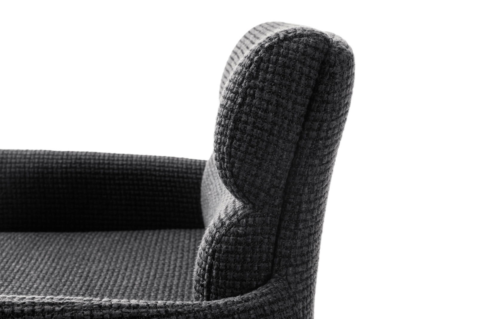 Nahaufnahme eines Barstuhls mit Armlehnen in dunklem Stoff, seitliche Perspektive