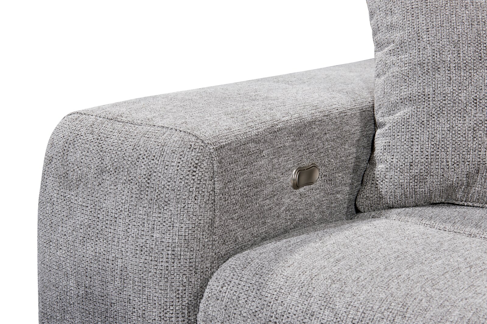Nahaufnahme einer grauen Sofaecke mit strukturiertem Stoff und einem Metallknopf an der Seite, Perspektive von der Seite.