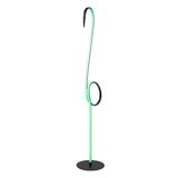 Moderne Stehlampe mit geschwungenem, leuchtendem Design in Grün, seitliche Perspektive