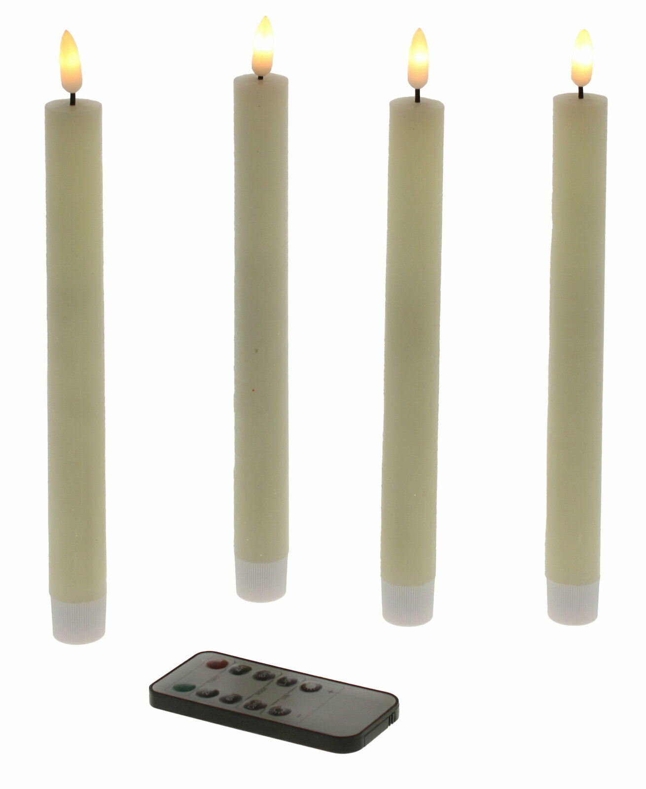 Vier cremefarbene LED-Stabkerzen mit flackernder Flamme und Fernbedienung, frontal betrachtet.