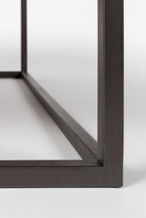 Nahaufnahme eines Couchtischgestells aus Metall, perspektivisch von unten fotografiert.