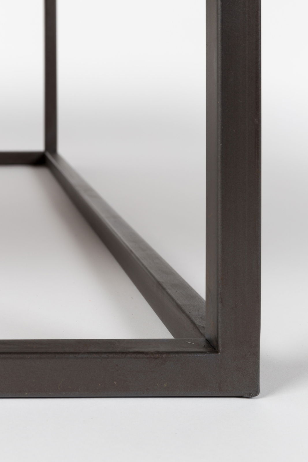 Nahaufnahme eines Couchtischgestells aus Metall, perspektivisch von unten fotografiert.