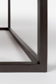 Nahaufnahme eines Couchtischgestells aus Metall, perspektivisch von unten fotografiert.