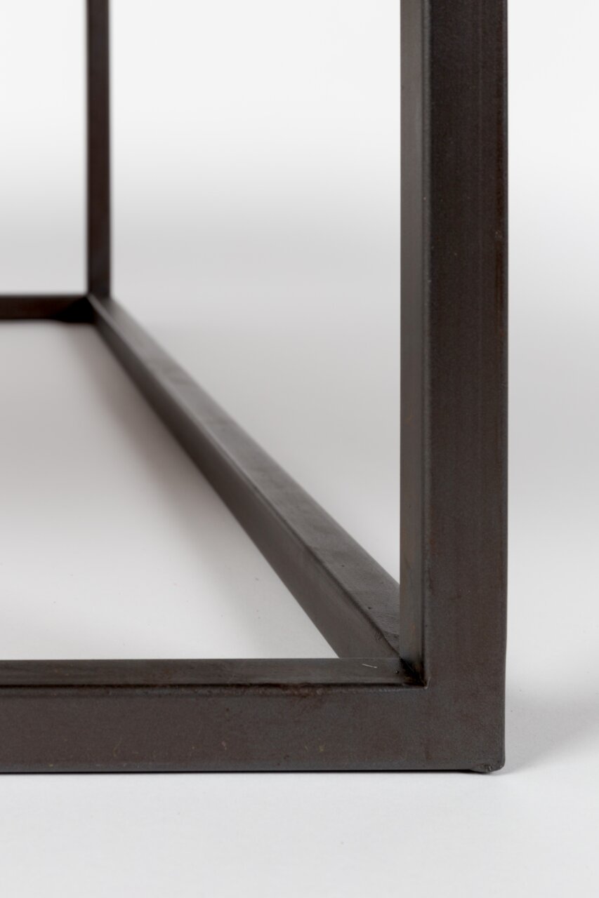 Nahaufnahme eines Couchtischgestells aus Metall, perspektivisch von unten fotografiert.