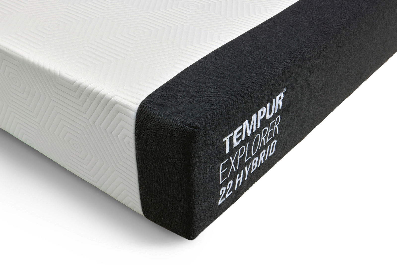 Tempur Viscomatratze 100x200 EXPLORER HYBRID Nahaufnahme einer Tempur Explorer 22 Hybrid Matratze mit schwarzem Rand und geometrischem Muster auf der Oberseite, seitliche Perspektive.
