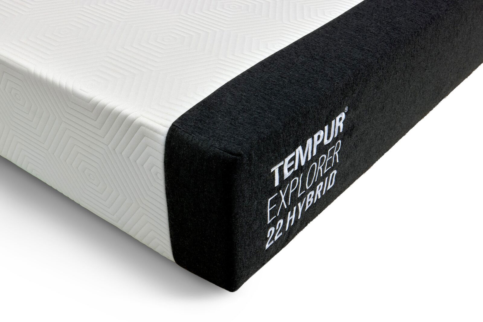 Tempur Viscomatratze 80x200 EXPLORER HYBRID Nahaufnahme einer Tempur Explorer 22 Hybrid Matratze mit schwarzem Rand und geometrischem Muster auf der Oberseite, seitliche Perspektive.