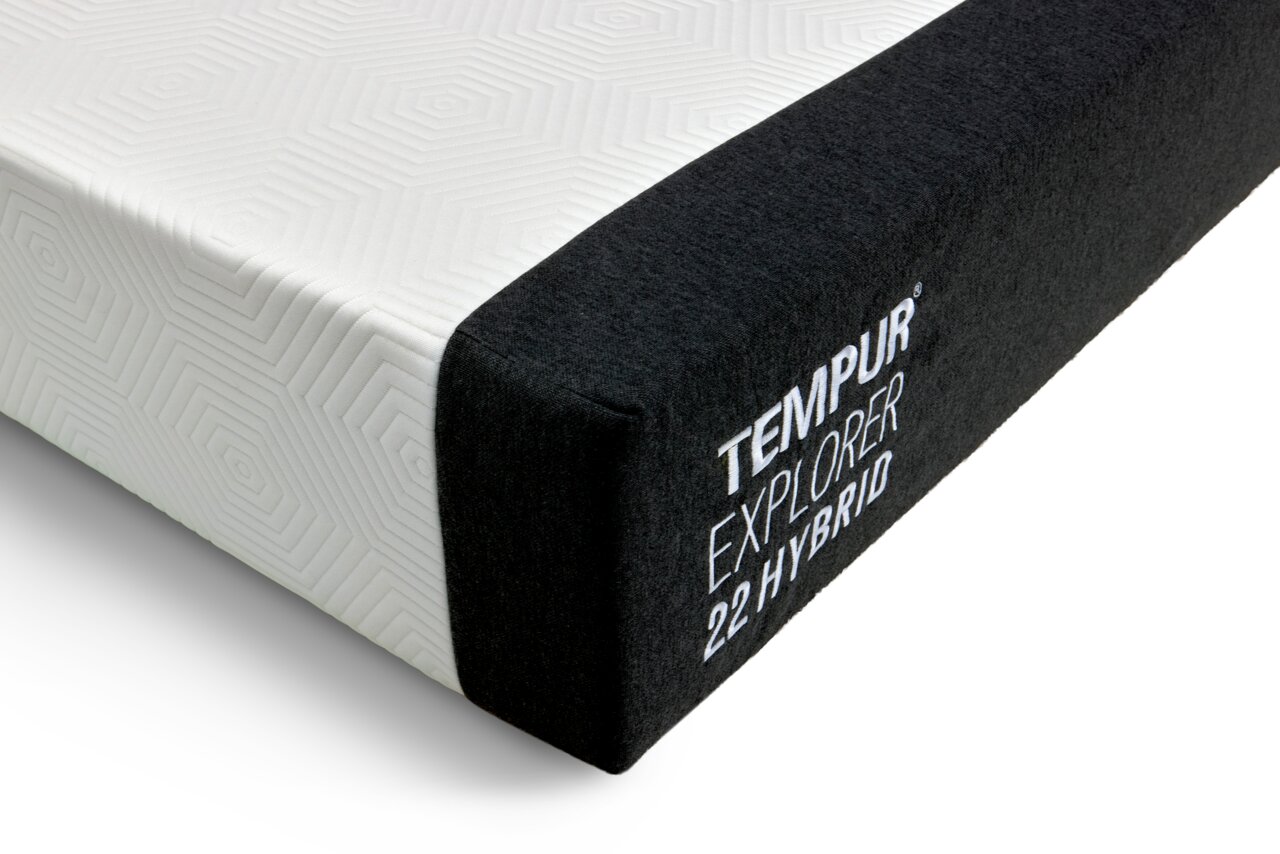 Tempur Viscomatratze 100x200 EXPLORER HYBRID Nahaufnahme einer Tempur Explorer 22 Hybrid Matratze mit schwarzem Rand und geometrischem Muster auf der Oberseite, seitliche Perspektive.