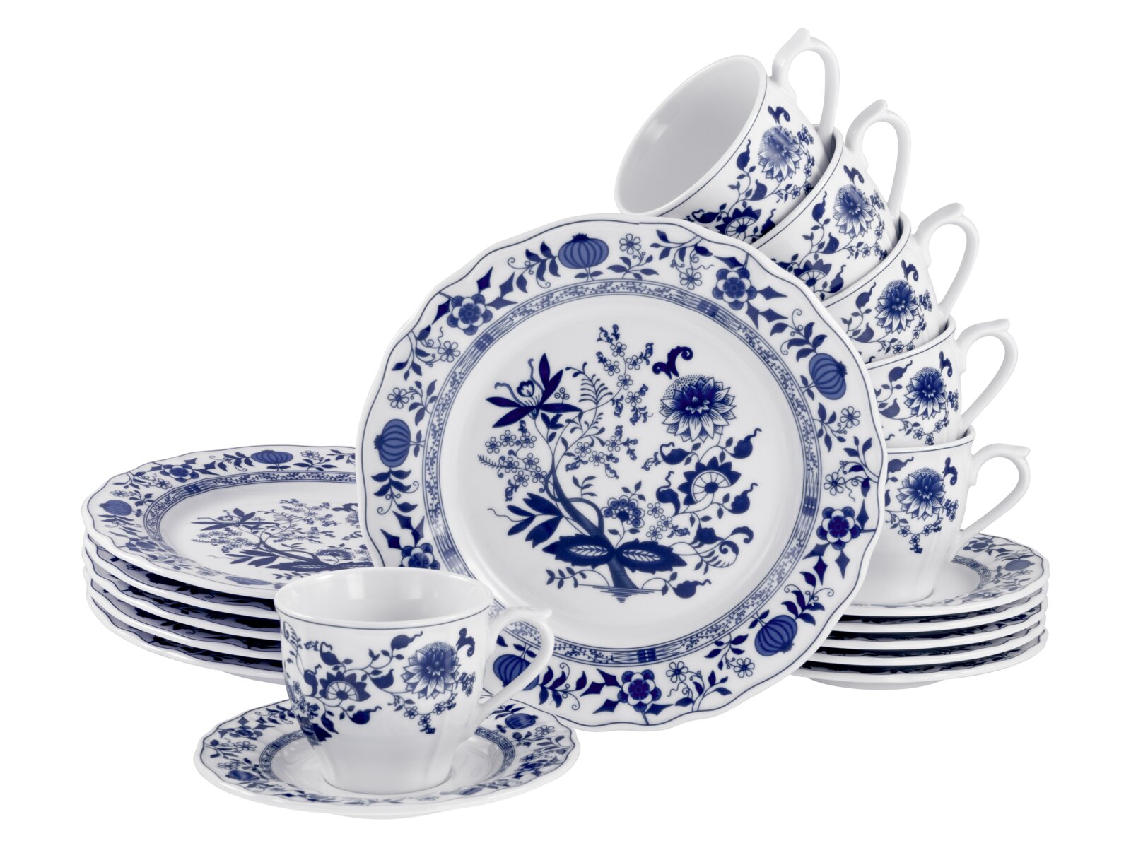 Blau-weißes Porzellan-Geschirrset mit floralen Mustern, bestehend aus Tellern, Tassen und Untertassen, schräg von vorne in leichter Seitenansicht auf weißem Hintergrund fotografiert.