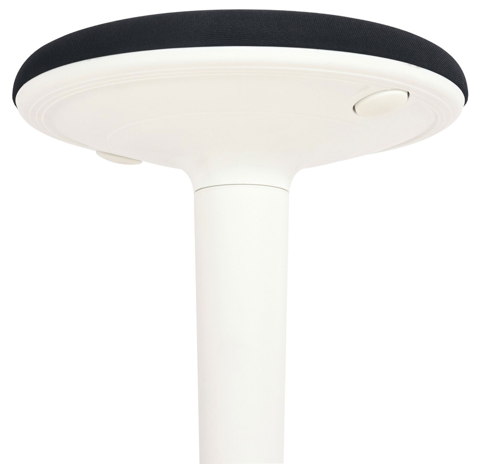 Unteransicht eines weißen Sitzhockers mit schwarzer Sitzfläche.