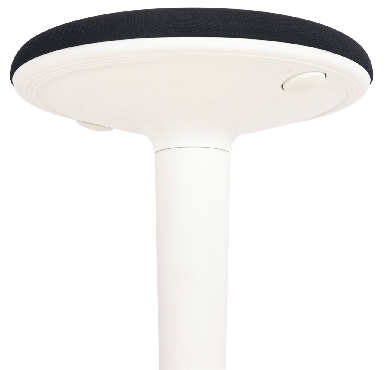 Unteransicht eines weißen Sitzhockers mit schwarzer Sitzfläche.