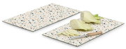 Zwei Herdabdeck- und Schneideplatten mit buntem Terrazzo-Muster, darauf geschnittenes Gemüse und ein Messer, aus der Vogelperspektive.
