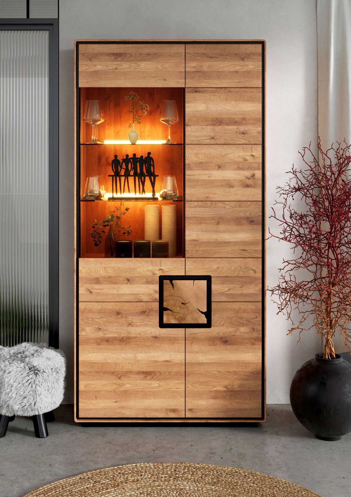 Hoher Holzvitrinenschrank in Eiche-Optik mit teils geschlossenen Fronten und offenem, warm beleuchtetem Glas-Regalbereich; frontale Perspektive.