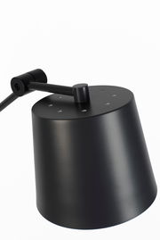 Nahaufnahme einer modernen schwarzen Stehleuchte mit zylindrischem Lampenschirm und verstellbarem Arm, seitliche Perspektive.