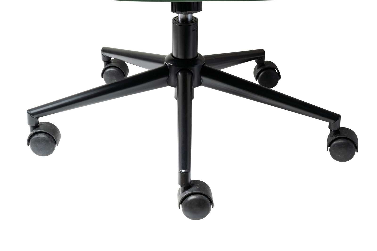 Nahaufnahme der Basis eines Drehstuhls mit fünf schwarzen Rollen, Perspektive von unten.