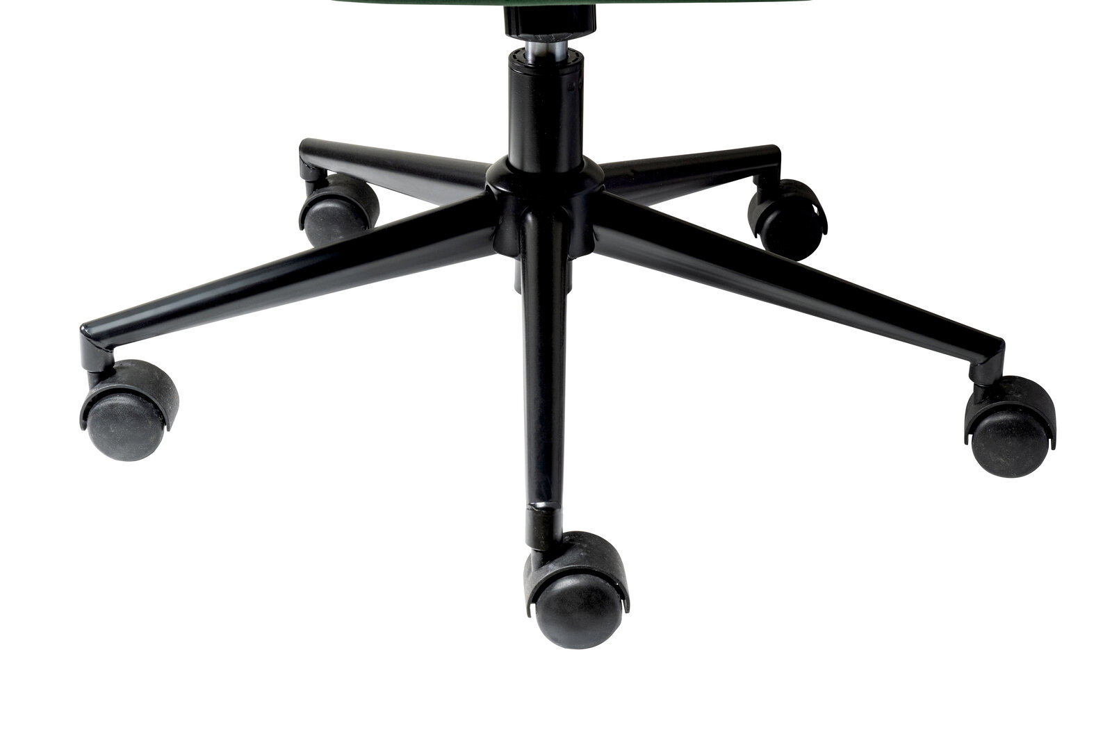 Nahaufnahme der Basis eines Drehstuhls mit fünf schwarzen Rollen, Perspektive von unten.