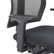 Nahaufnahme eines schwarzen Drehstuhls mit Netzrückenlehne und Armlehne, seitliche Perspektive.