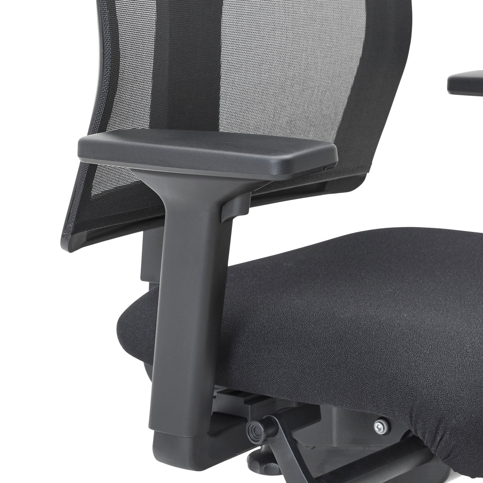 Nahaufnahme eines schwarzen Drehstuhls mit Netzrückenlehne und Armlehne, seitliche Perspektive.