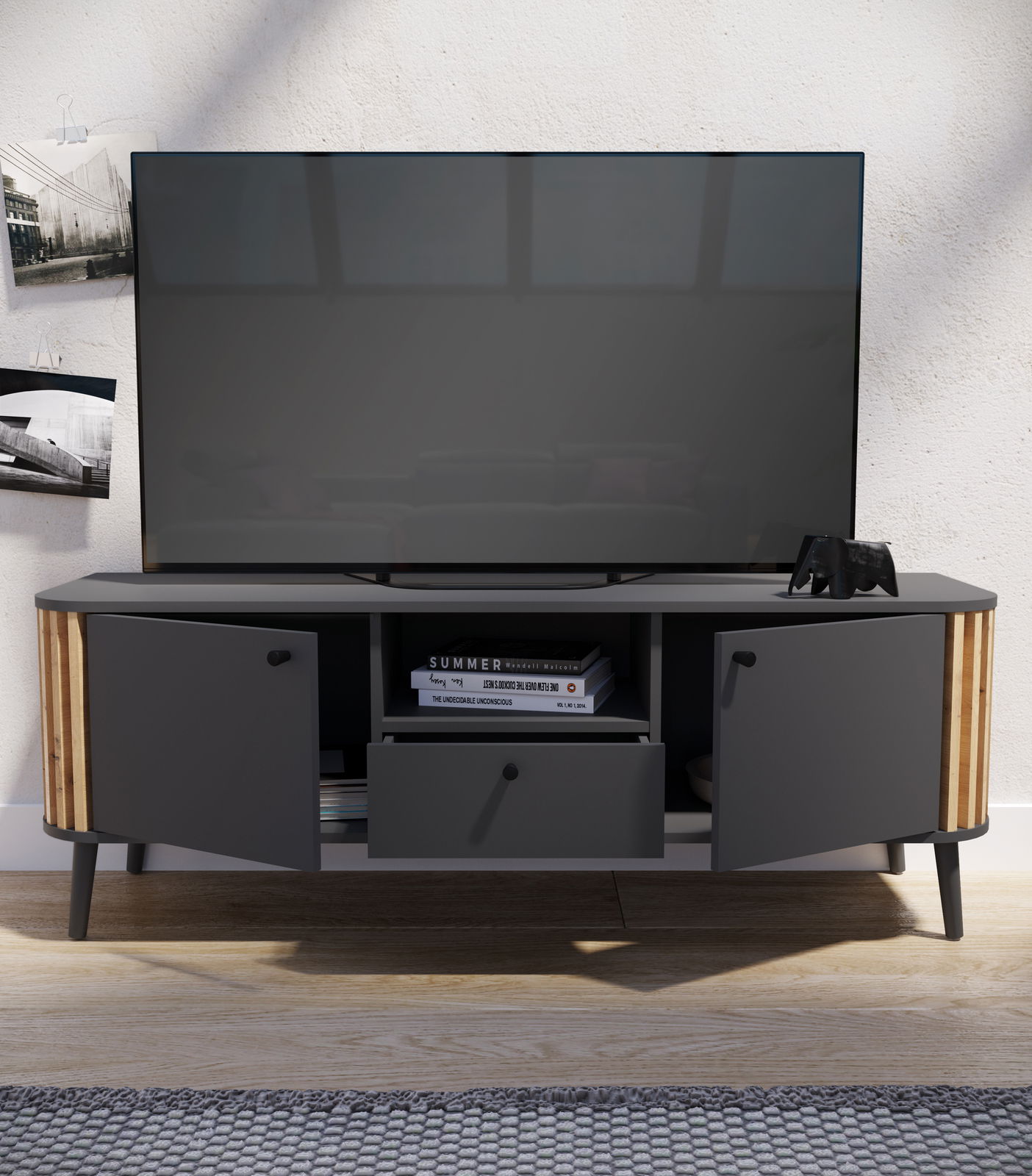 Modernes Lowboard in dunklem Holz mit offenen und geschlossenen Fächern, frontal betrachtet, mit einem großen Fernseher darauf.