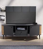 Modernes Lowboard in dunklem Holz mit offenen und geschlossenen Fächern, frontal betrachtet, mit einem großen Fernseher darauf.