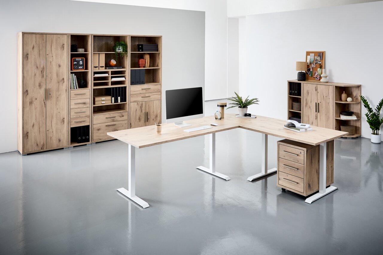 Voleo Schubladen-Set CONNECT Moderne Büromöbel in Holzoptik, bestehend aus einem L-förmigen Schreibtisch mit weißem Gestell, mehreren Aktenschränken und Regalen. Perspektive: Frontalansicht.