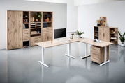 Modern kantoormeubilair in houtlook, bestaande uit een L-vormig bureau met een wit onderstel, diverse archiefkasten en planken. Perspectief: vooraanzicht.