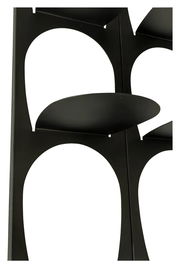 Nahaufnahme eines modernen schwarzen Schuhregals mit geschwungenen Ablagen, seitliche Perspektive.