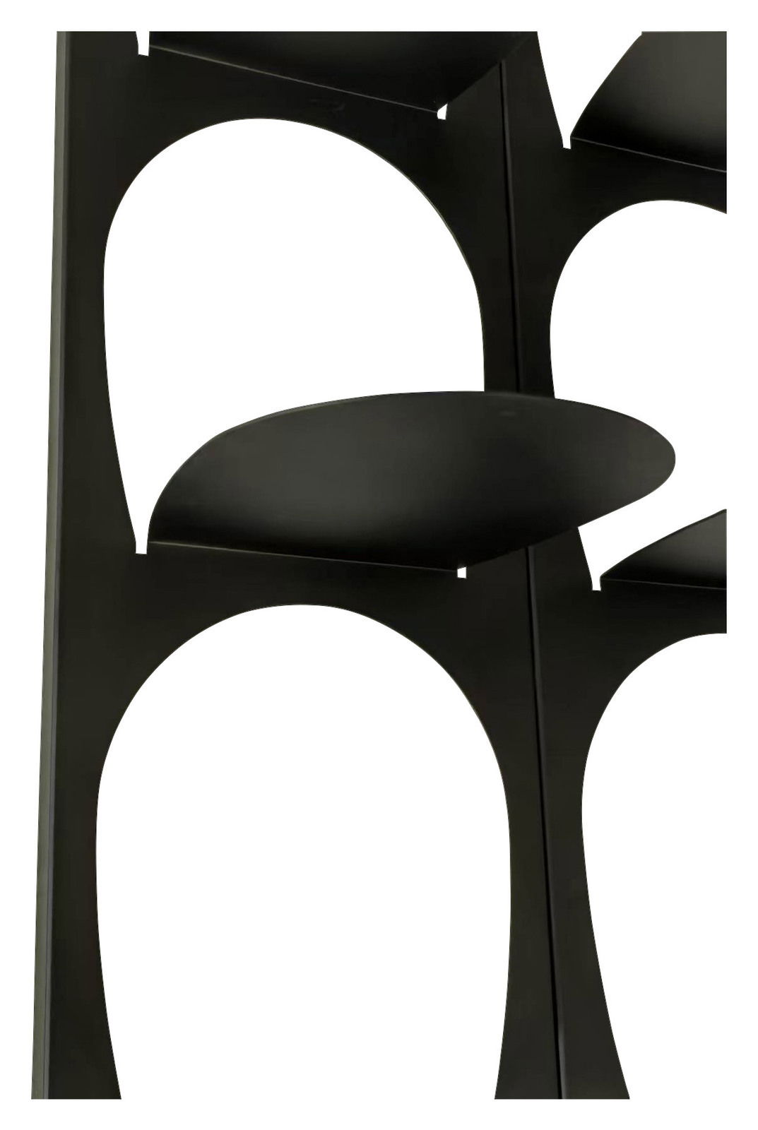 Nahaufnahme eines modernen schwarzen Schuhregals mit geschwungenen Ablagen, seitliche Perspektive.