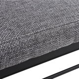 Nahaufnahme eines grauen, texturierten Stoffes auf einem Schuhregal mit schwarzem Metallrahmen, seitliche Perspektive