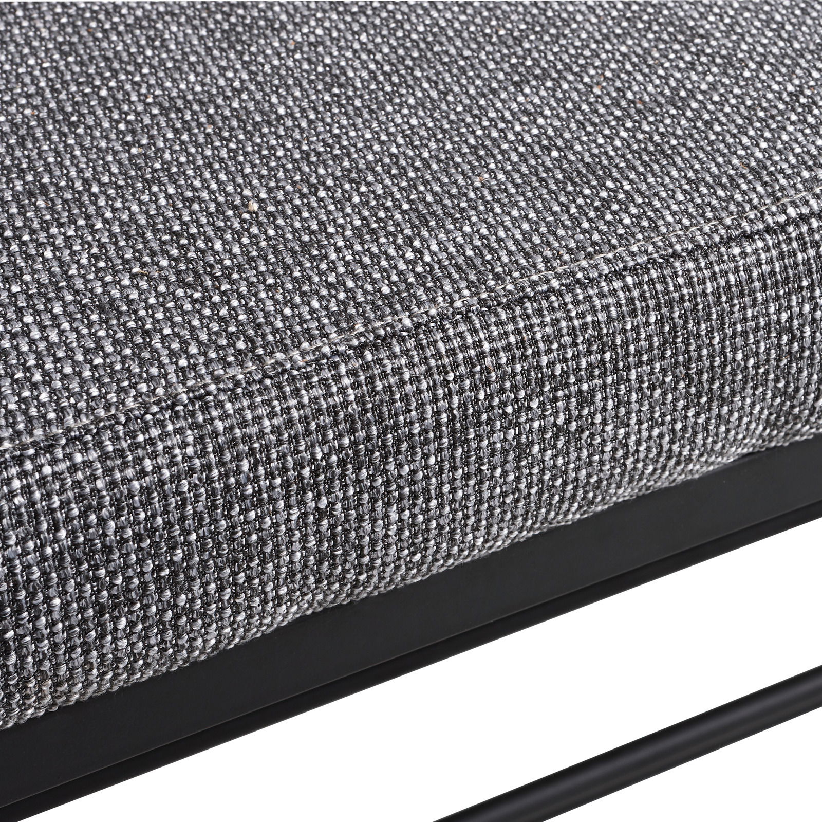 Nahaufnahme eines grauen, texturierten Stoffes auf einem Schuhregal mit schwarzem Metallrahmen, seitliche Perspektive