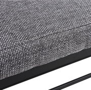 Nahaufnahme eines grauen, texturierten Stoffes auf einem Schuhregal mit schwarzem Metallrahmen, seitliche Perspektive