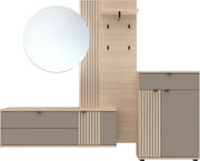 Moderne Garderobe mit rundem Wandspiegel, Holzpaneel mit schwarzen Haken sowie zwei Schrankelementen in Holzoptik und Taupe, Frontansicht