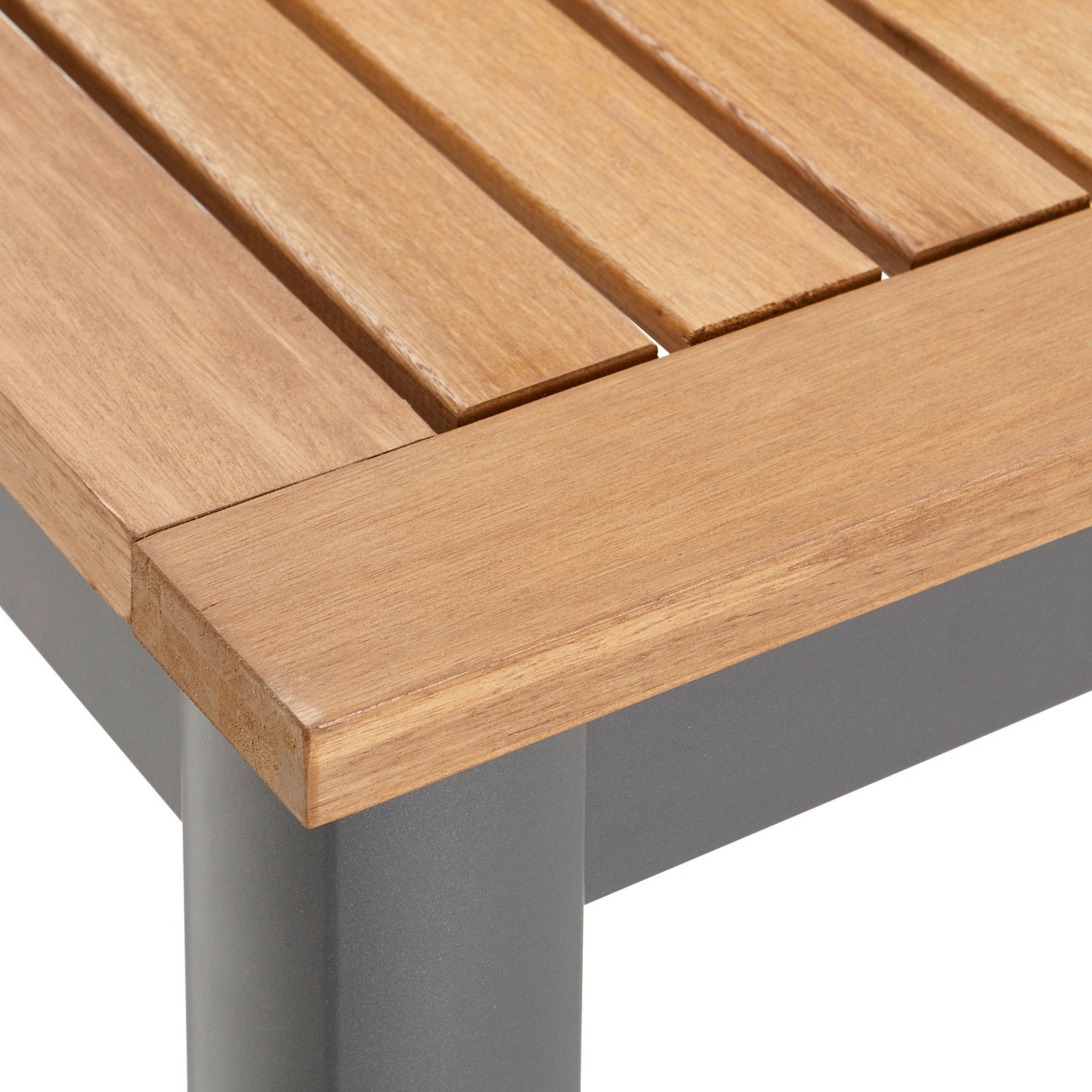 Nahaufnahme eines Beistelltisches mit Holzplatte und Metallbeinen, Perspektive von oben.