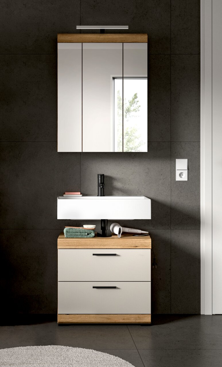 Modernes Badmöbel-Set mit Waschtischunterschrank in Weiß mit Holzoptik-Akzenten, Aufsatzwaschbecken, schwarzer Armatur und Spiegelschrank mit LED-Leuchte, frontal aus Augenhöhe fotografiert