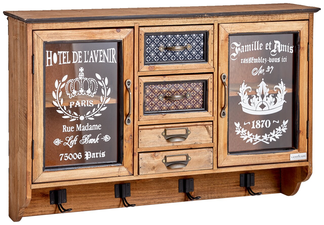 Hängevitrine aus Holz mit zwei Glastüren, drei Schubladen und dekorativen Aufdrucken im Vintage-Stil, frontal betrachtet.