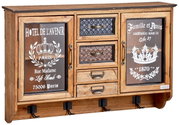 Hängevitrine aus Holz mit zwei Glastüren, drei Schubladen und dekorativen Aufdrucken im Vintage-Stil, frontal betrachtet.