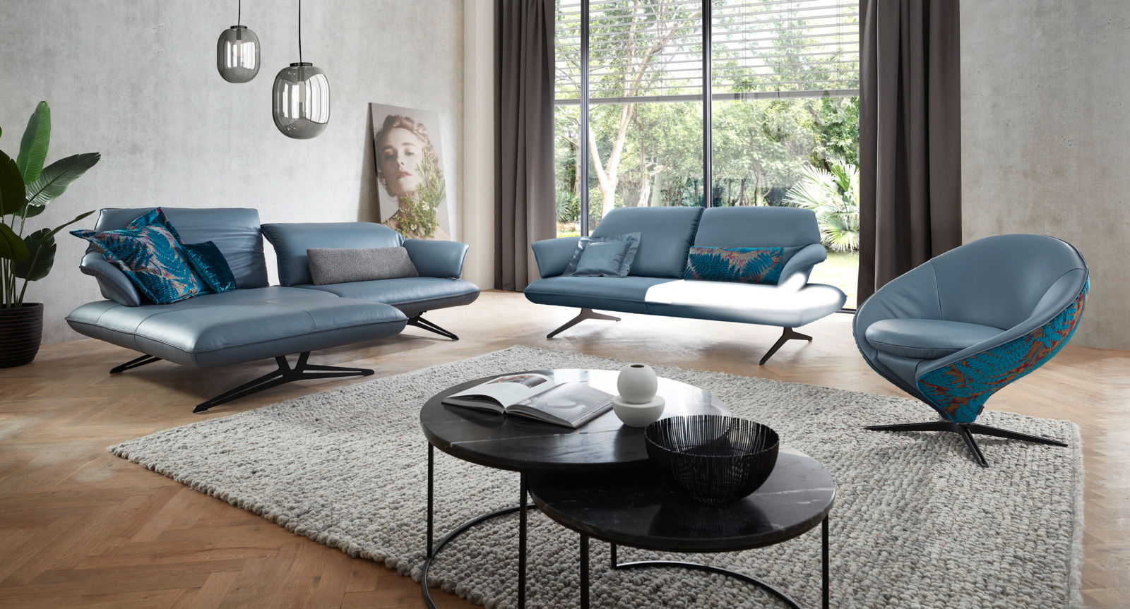 Moderner blauer Sessel in einem stilvoll eingerichteten Wohnzimmer, seitliche Perspektive.