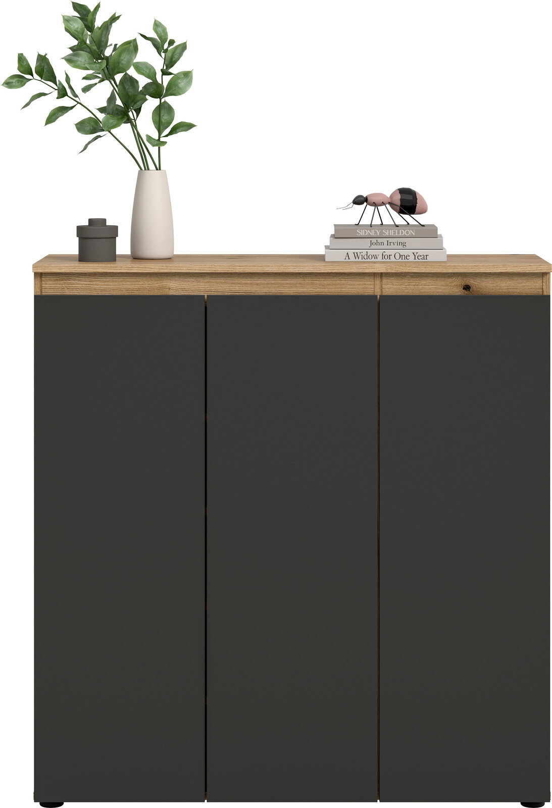 Modernes Sideboard mit Holzoptik-Oberplatte und drei mattschwarzen Fronten, dekoriert mit Vase, Dose und Bücherstapel, frontal aus leichter Vogelperspektive auf weißem Hintergrund.