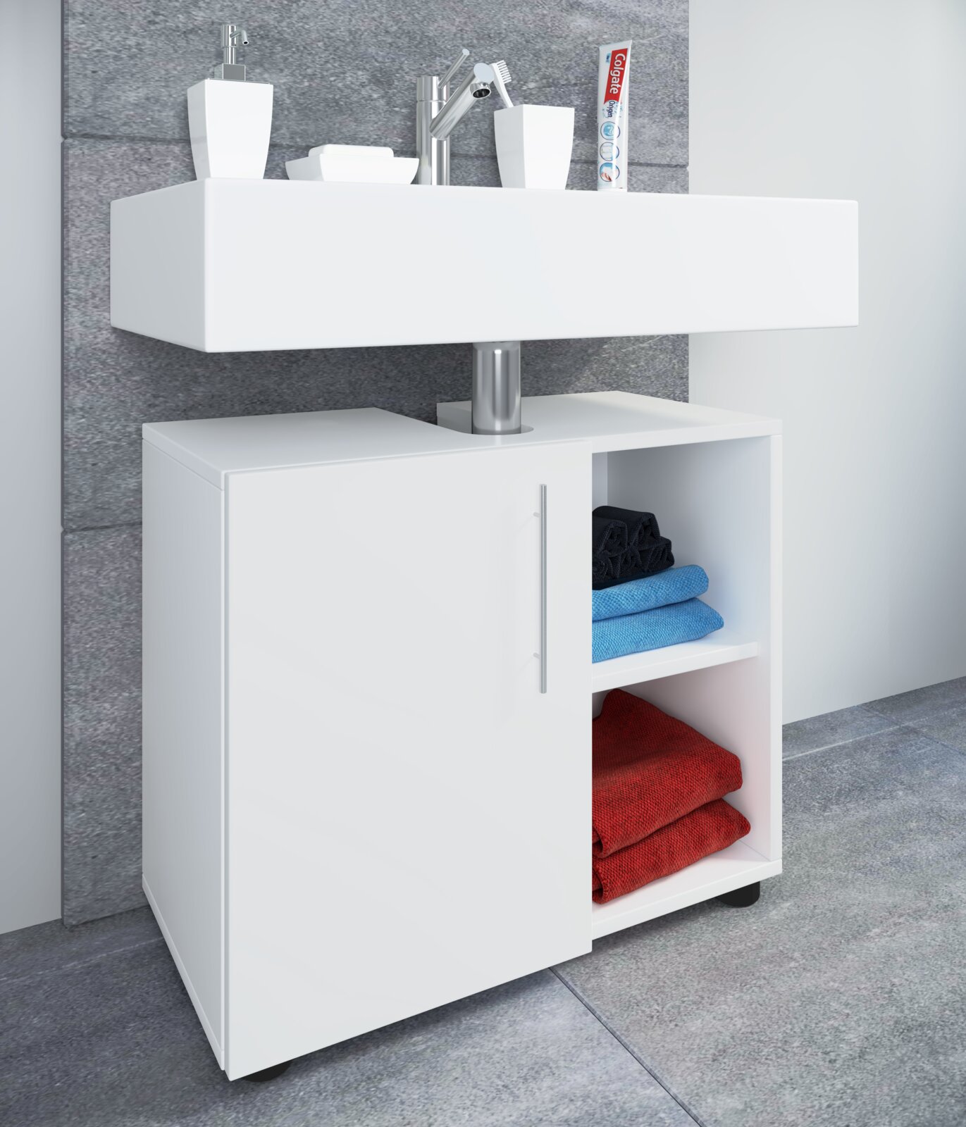 Weißer Badezimmer-Waschtischunterschrank mit offenem Regal und Tür unter einem wandhängenden, rechteckigen Waschbecken mit Chrom-Armatur, aufgenommen in schräger Frontansicht von links.